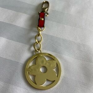 Gold Tone Daisy Clip Keychain